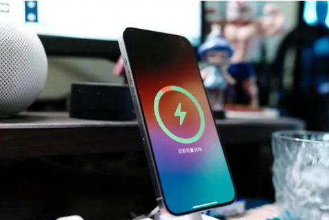 鸡西苹果15换屏服务分享用什么充电器给iPhone15充电更好 